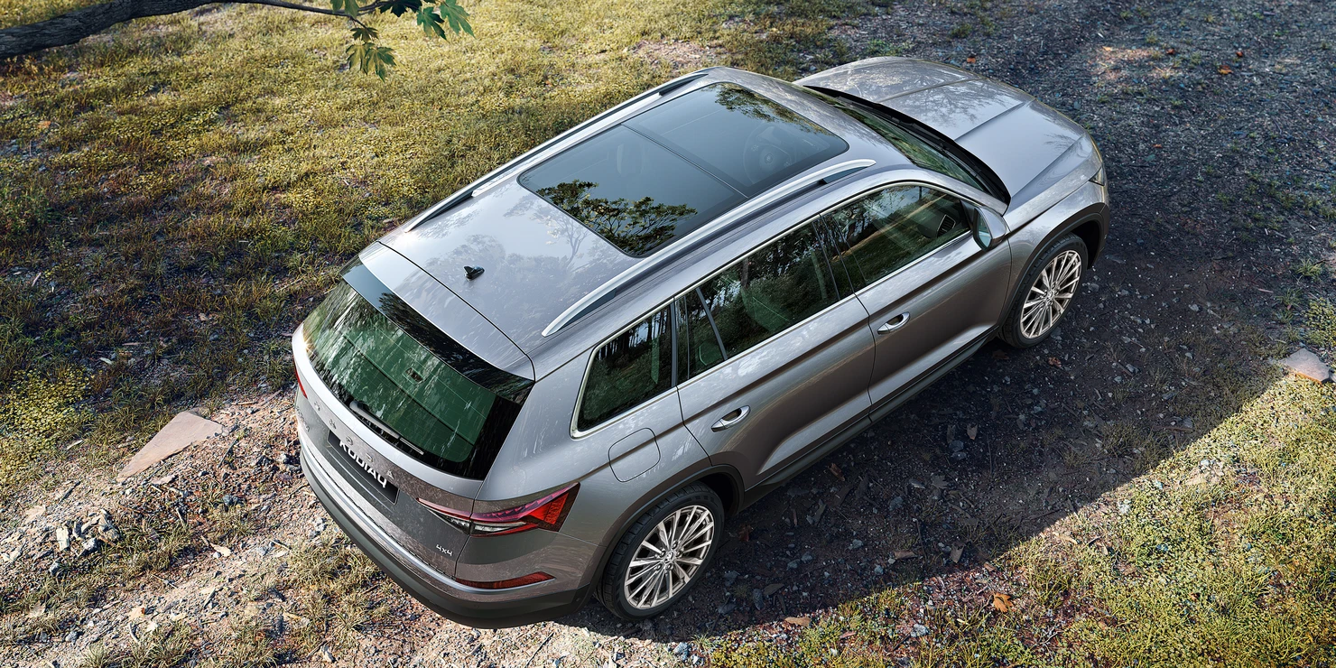 The electrically-adjustable panoramic sunroof allows you to create a large open space above the front seats.