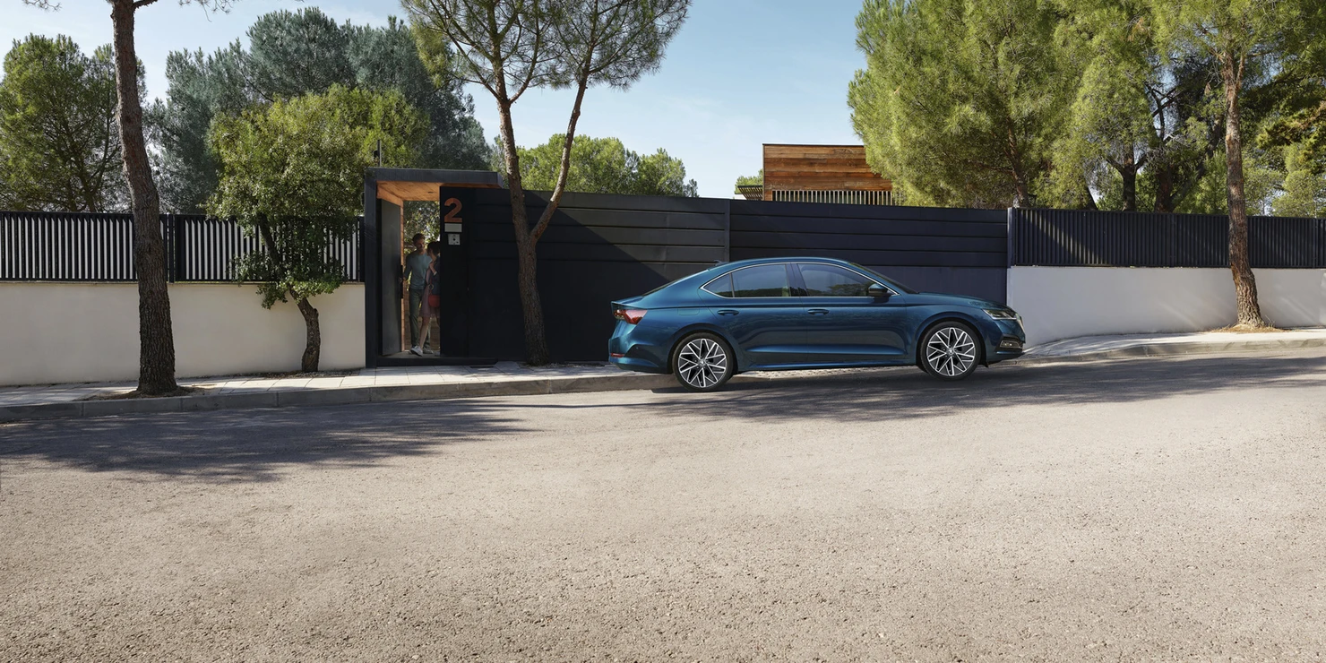 The all new ŠKODA OCTAVIA comes in a coupe-like design equipped with LED taillights and dynamic turn indicators.